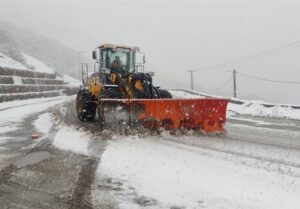 برف راه ۱۸ روستای گیلان در شهرستان‌های رودسر و املش را مسدود کرد