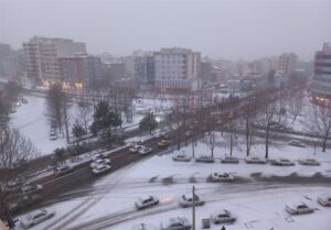 بارش برف در روزهای پایانی فروردین در آذربایجان‌غربی