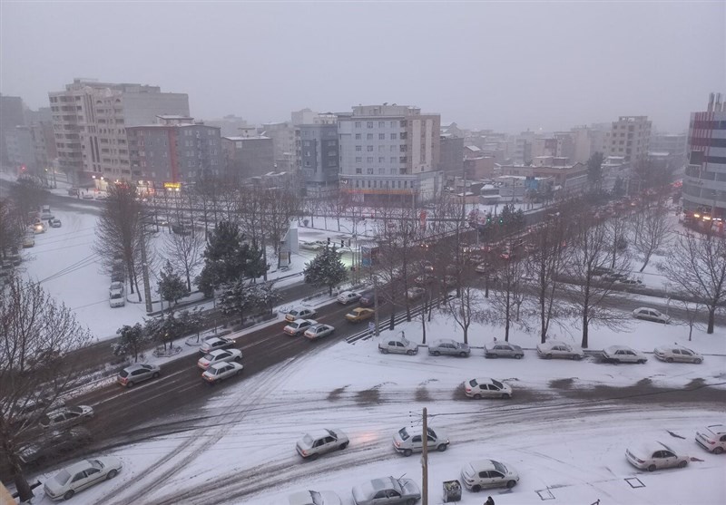 بارش برف در روزهای پایانی فروردین در آذربایجان‌غربی