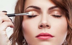 نحوه آرایش برای پلک‌ های دارای چروک
