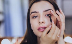چگونه خط چشم قرینه بکشیم روش‌های کاربردی
