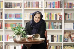 یادگیری زبان خارجه برای ترجمه ی ادبی کافی نمی باشد