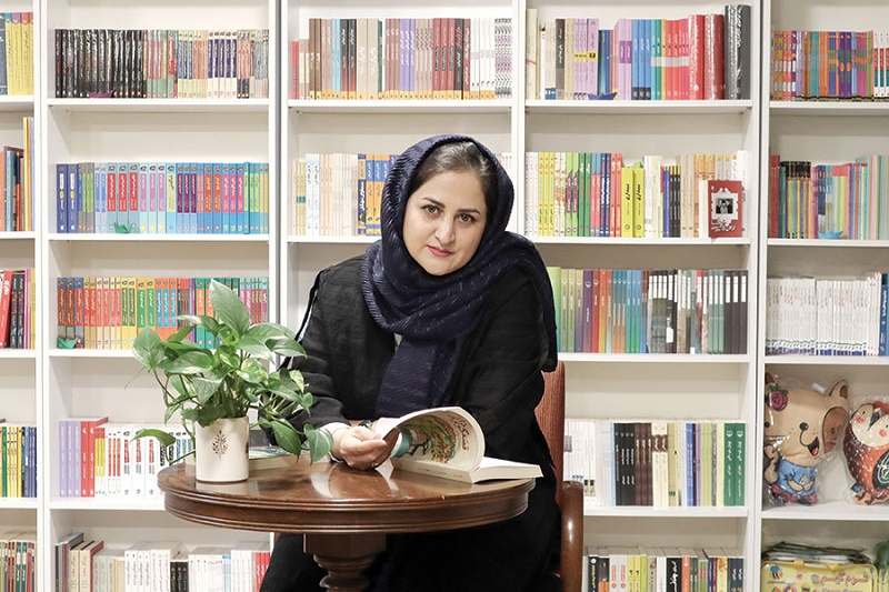 یادگیری زبان خارجه برای ترجمه ی ادبی کافی نمی باشد