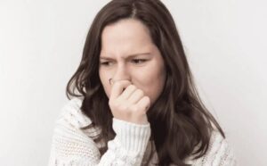 سندرم بوهای شبح‌گونه (Phantosmia) | علت علمی حس کردن بوی کاذب دود یا سوختگی