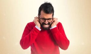 چرا خودمان را می‌زنیم تا درد را تسکین دهیم