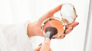بهترین رنگ رژگونه برای پوست گندمی