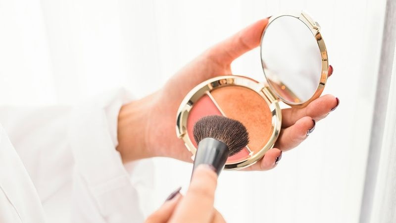بهترین رنگ رژگونه برای پوست گندمی